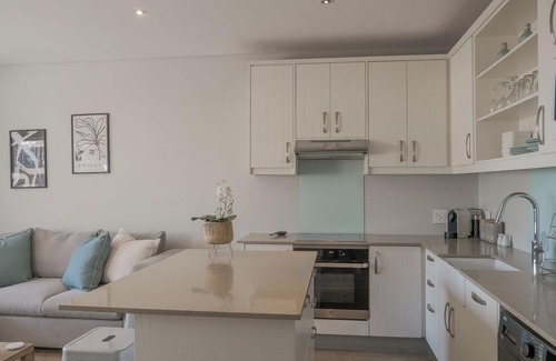 Fresnaye Apartamento | Coastal City Vibes: Stylish 2-Bedroom
