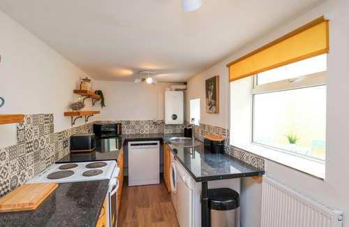 Loftus Cabaña | COASTAL COTTAGE, pet friendly, with open fire in Saltburn-By-The-Sea