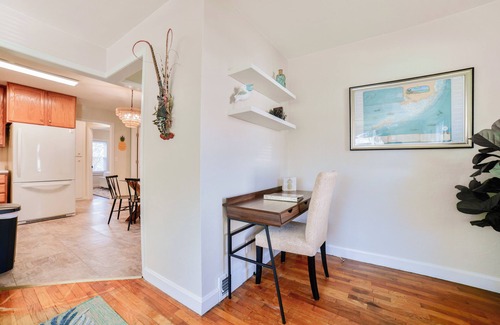 Jackson Casa | Coastal Comfort at The Salty Nest: Pet-Friendly with King Bed & Fast WiFi!