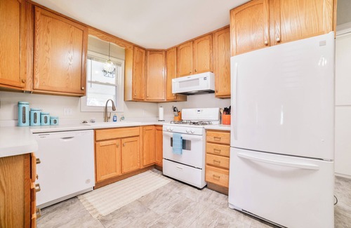 Jackson Casa | Coastal Comfort at The Salty Nest: Pet-Friendly with King Bed & Fast WiFi!