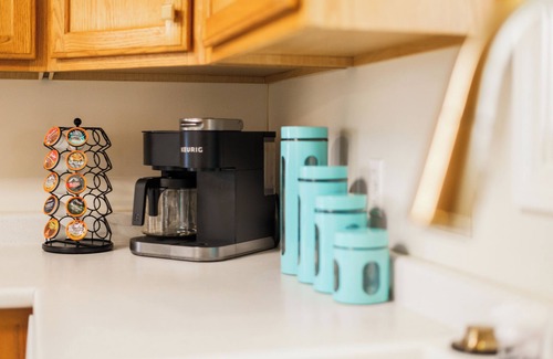 Jackson Casa | Coastal Comfort at The Salty Nest: Pet-Friendly with King Bed & Fast WiFi!