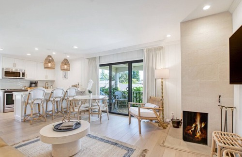 Napa Condominio | Coastal Condo by Pool: King Bed, Balcony, Kitchen