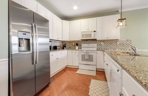 Lewes Condominio | Condominio de lujo en Lewes a menos de 5 millas de la playa! Tarifas por noche disponibles!