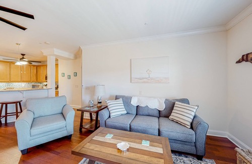 Supply Condominio | Coastal condo with excellent views, balcony, washer/dryer, & AC - pool access