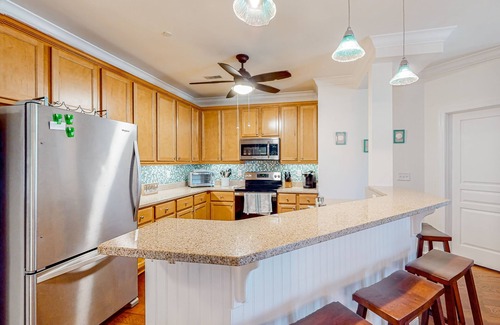 Supply Condominio | Coastal condo with excellent views, balcony, washer/dryer, & AC - pool access