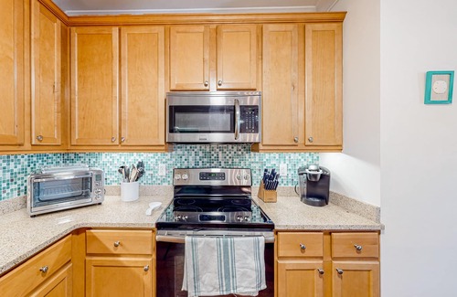 Supply Condominio | Coastal condo with excellent views, balcony, washer/dryer, & AC - pool access