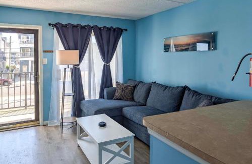 North Wildwood Apartamento | Coastal Condo with Pool, 1 Block to Wildwood Beach!