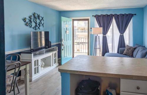 North Wildwood Apartamento | Coastal Condo with Pool, 1 Block to Wildwood Beach!