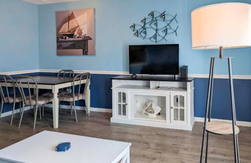 North Wildwood Apartamento | Coastal Condo with Pool, 1 Block to Wildwood Beach!