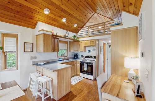 Brookings Condominio | Coastal condo with stunning views, a cozy loft, private deck and hot tub