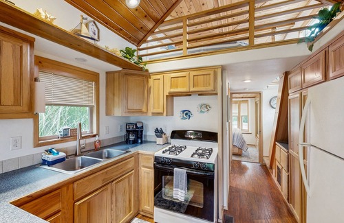 Brookings Condominio | Coastal condo with stunning views, a cozy loft, private deck and hot tub