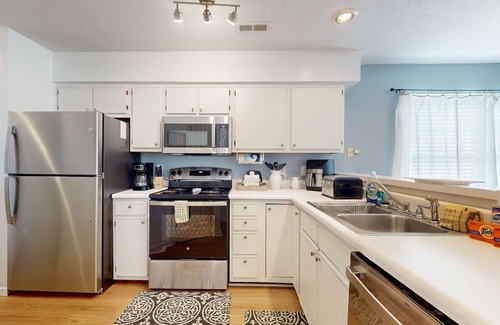 Carolina Forest Condominio | Coastal condo with waterway views from balcony