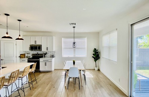Pecan Creek South Casa | Coastal contemporary modern home 5mins from Schnepf farms