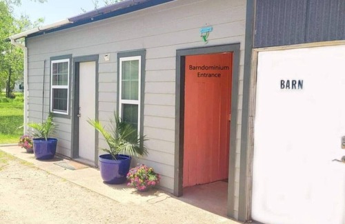 Palacios Apartamento | Granero-De Lujo-Baño con ducha-Vista a parte del mar-Coastal Barndominium
