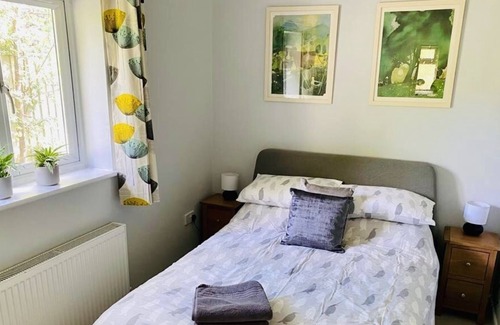 New Forest District Cabaña | Coastal cottage, perfect for dog walkers and couples. 4.9 stars on Airbnb!