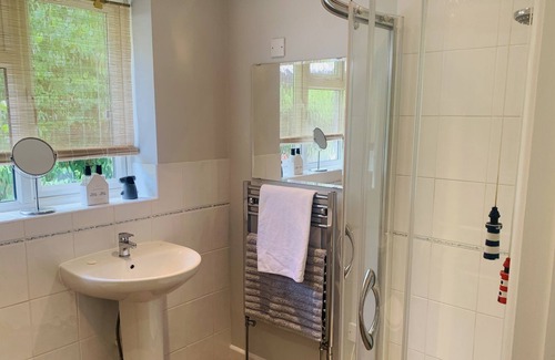 New Forest District Cabaña | Coastal cottage, perfect for dog walkers and couples. 4.9 stars on Airbnb!