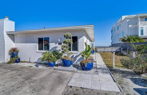 Ocean Cay Casa | Coastal Cottage 214 - Large Ocean View Deck - Gas Grill