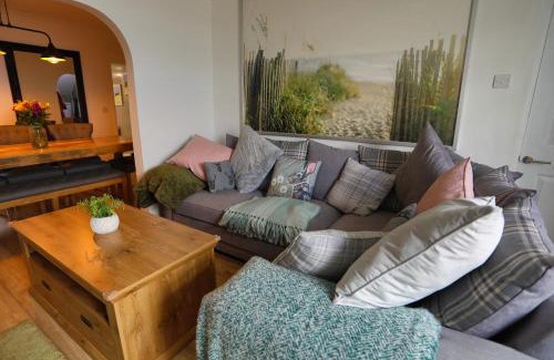 Skelton-in-Cleveland Casa | Coastal Cottage with Hot Tub and Garden Sleeps 8
