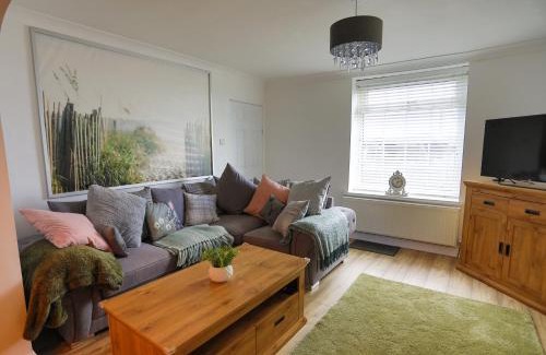 Skelton-in-Cleveland Casa | Coastal Cottage with Hot Tub and Garden Sleeps 8