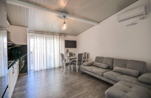Qender Apartamento | Coastal Dwell - 1 BR Seaside Stay 2'Walk from Beach