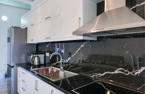 Qender Apartamento | Coastal Dwell - 1 BR Seaside Stay 2'Walk from Beach