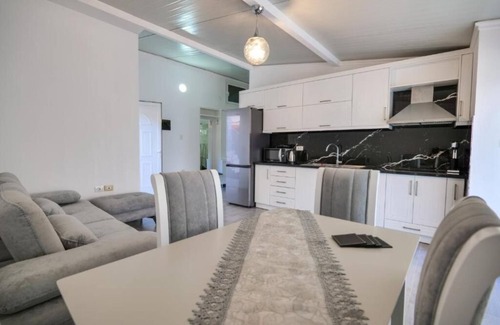 Qender Apartamento | Coastal Dwell - 1 BR Seaside Stay 2'Walk from Beach