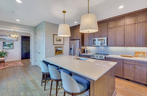 Hitch Village - Fred Wessels Homes Apartamento | Coastal Elegance on Savannah's Riverfront by Lucky Savannah