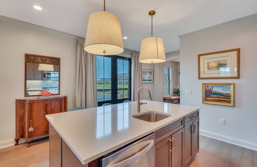 Hitch Village - Fred Wessels Homes Apartamento | Coastal Elegance on Savannah's Riverfront by Lucky Savannah