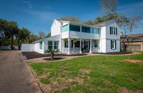 Bay Area Casa | Coastal Elegance Unveiled