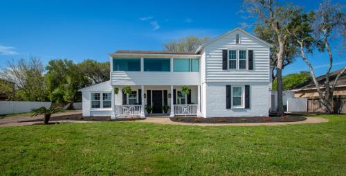 Bay Area Casa | Coastal Elegance Unveiled