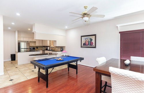 South Side Casa | Coastal Escape + 20min DT + Beach + Pets OK + 5BR