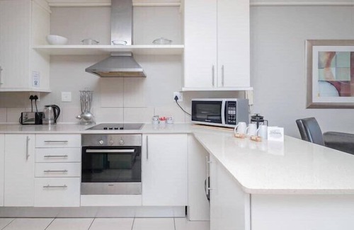 Lagoon Beach Apartamento | Coastal Escape with Stunning Mountain Backdrop
