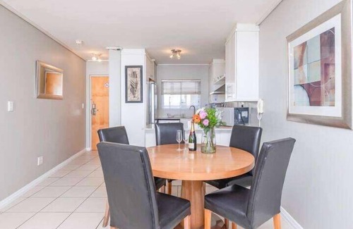 Lagoon Beach Apartamento | Coastal Escape with Stunning Mountain Backdrop