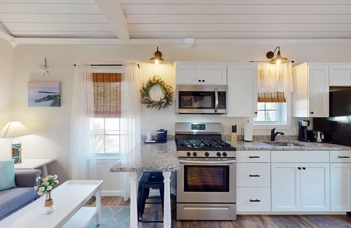 Lower Township Hotel | Coastal Estate – Private Cottage with King Bed & Pool Access