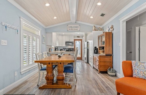 Lower Grand Lagoon Cabaña | Coastal Getaway w/ Golf Cart. Tons of amenities- Pickleball, pools, putt-putt.