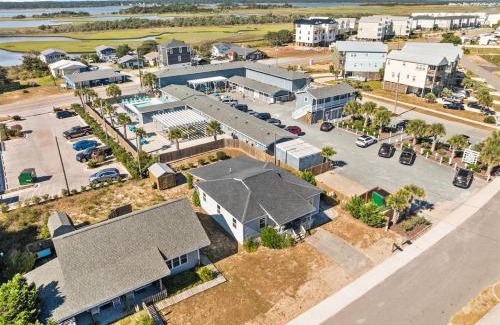 Surf City Apartamento | Coastal Haven Cottage- Beach, Shopping, Fun