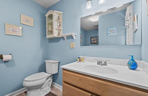 Surf City Apartamento | Coastal Haven Cottage- Beach, Shopping, Fun