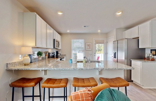 Ocean Isle Beach Casa | Coastal home near golf courses and close to beach attractions - central AC & W/D