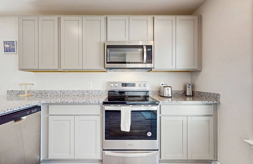 Ocean Isle Beach Casa | Coastal home near golf courses and close to beach attractions - central AC & W/D