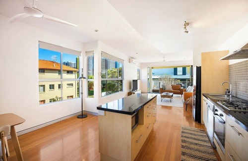 Coolangatta Casa | Coastal Home: Steps to Coolangatta Beach w balcony