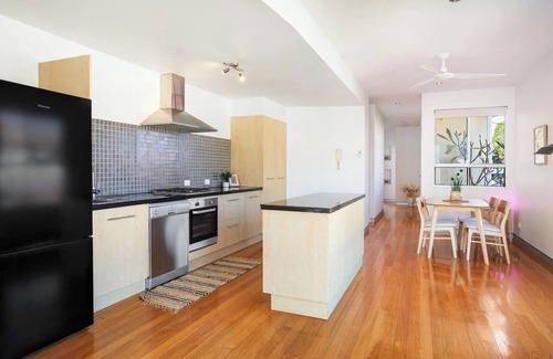 Coolangatta Casa | Coastal Home: Steps to Coolangatta Beach w balcony