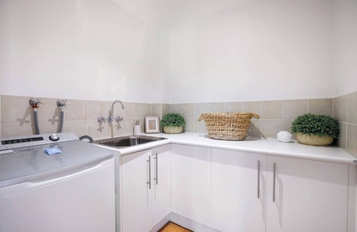 Coolangatta Casa | Coastal Home: Steps to Coolangatta Beach w balcony