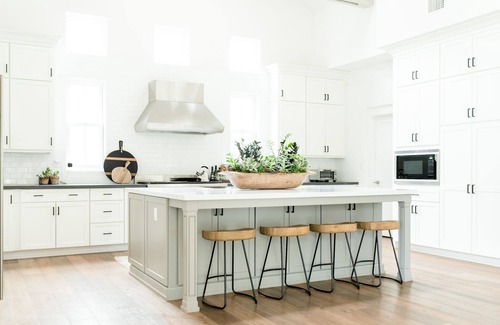 Cardiff-by-the-Sea Casa | Coastal modern farmhouse retreat 1.5 miles from the beach