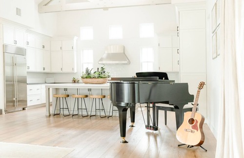 Cardiff-by-the-Sea Casa | Coastal modern farmhouse retreat 1.5 miles from the beach
