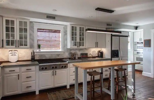 Dixon Park Apartamento | Coastal Modern Terrace Apartment & Rooftop Hot Tub - Near Forsyth