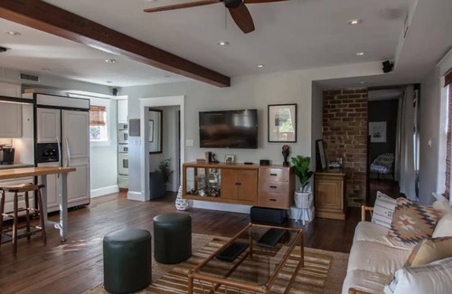 Dixon Park Apartamento | Coastal Modern Terrace Apartment & Rooftop Hot Tub - Near Forsyth