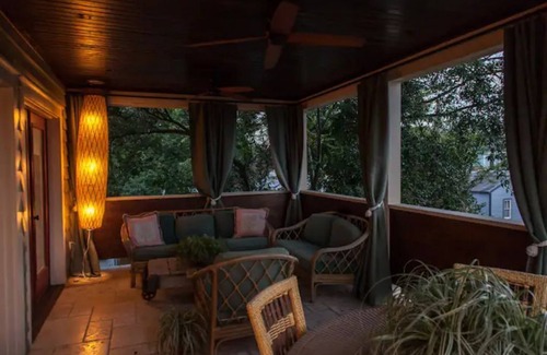 Dixon Park Apartamento | Coastal Modern Terrace Apartment & Rooftop Hot Tub - Near Forsyth