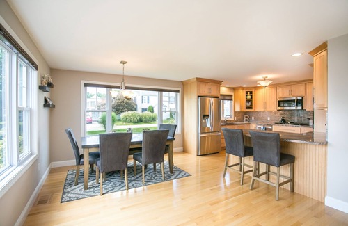 Snug Harbor Casa | Lujo Narragansett Beach Home - Your Happy Place!