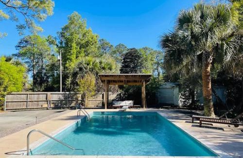 Talahi Island Casa | Coastal Oasis w Pool Near Beach and Downtown!