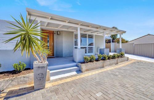 Beldon Casa | Coastal Poolside Retreat